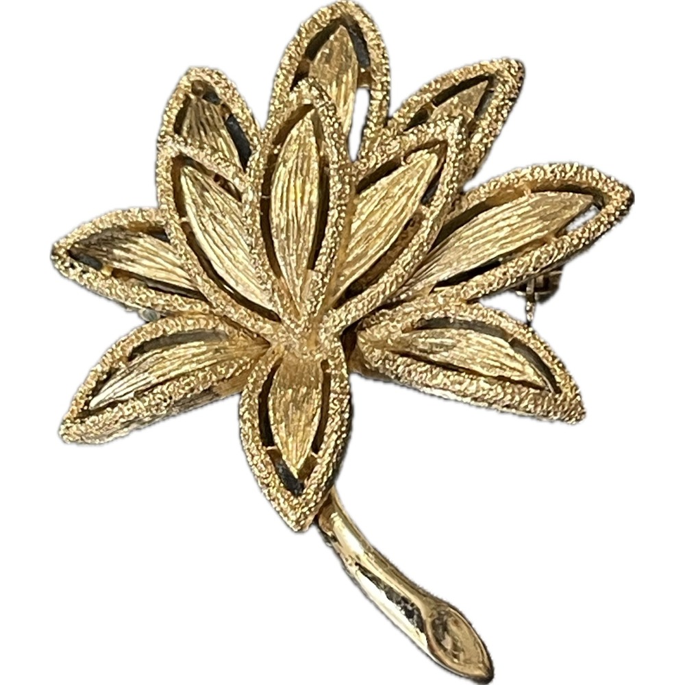 Vintage Avon Gold Tone Lotus Flower Brooch Textured Water Lily Pin Accessory